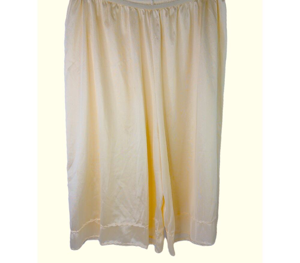 Vintage Dame Snip to Fit Pettipants Cream Slip Shorts Culottes Size 1X